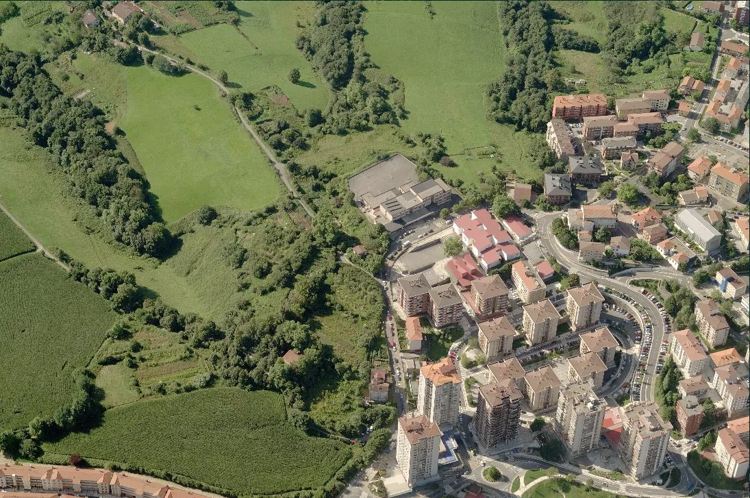 Bloques de viviendas de Altza junto a los prados, desde el aire.