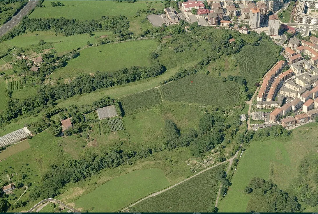 Prados en el borde del barrio, desde el aire.