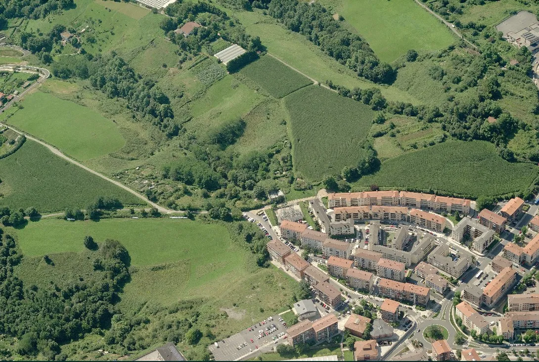 Casas del barrio junto al espacio rural, desde el aire.